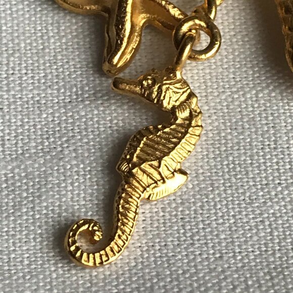 Seashore Scatter Pin w/Dangling Seahorse, Starfish, Sand Dollar & Mussel Charms - Picture 5 of 9